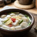 아침 식탁에 놓인 동치미와 발효 음식 건강 식단